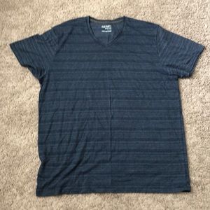 Men’s Old Navy v-neck t-shirt